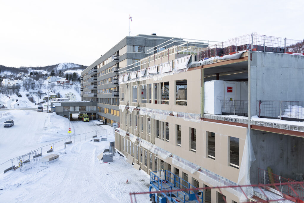 Bildet viser et tomt areale, som i framtiden blir deler av det nye helsehuset i Harstad.