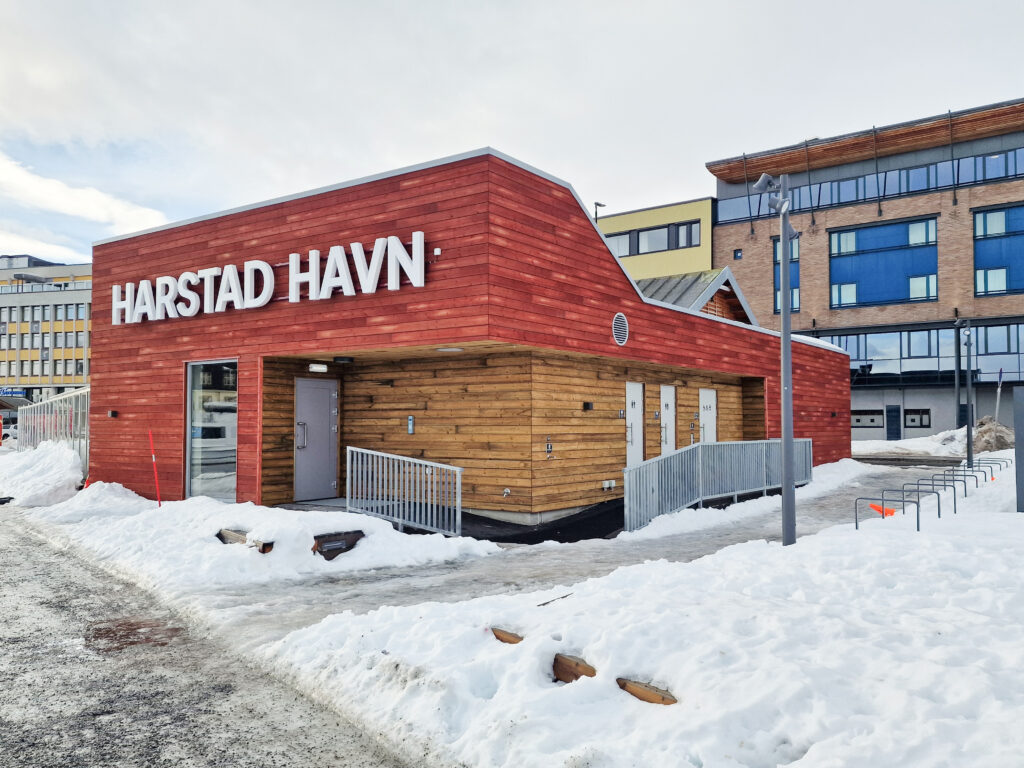 Viser det nye servicehuset til Harstad Havn både utvendig og innvendig