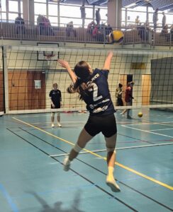 Jente som spiller volleyball