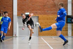 Mann spiller fotball