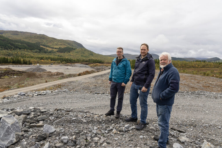 Høyden de står på er masser levert fra byggingen av Harstadåstunellen.