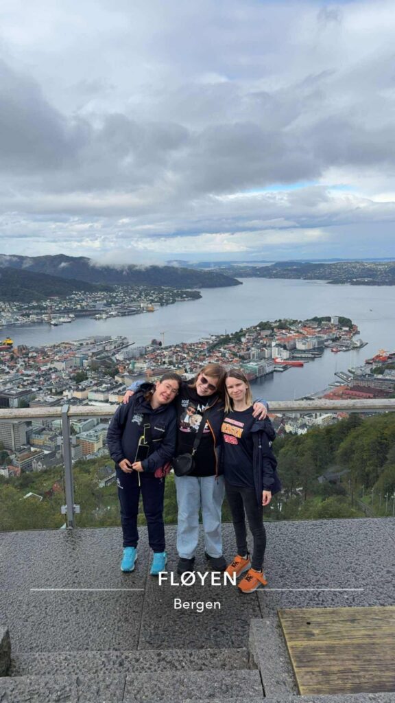 Viser bilde fra turen til Bergen