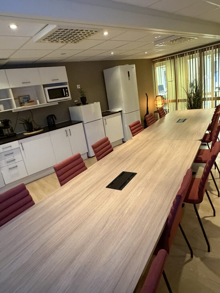 Viser ulike rom i nye lokaler på kontoret i Alta.