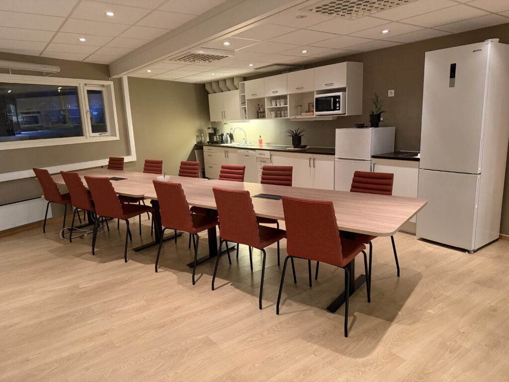 Viser ulike rom i nye lokaler på kontoret i Alta.