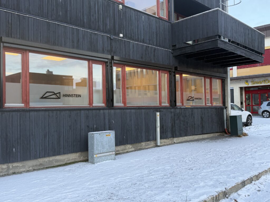 Viser ulike rom i nye lokaler på kontoret i Alta.