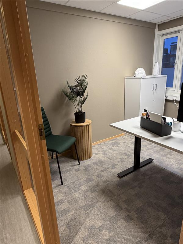 Viser ulike rom i nye lokaler på kontoret i Alta.