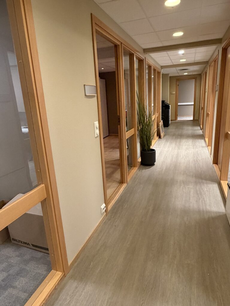 Viser ulike rom i nye lokaler på kontoret i Alta.